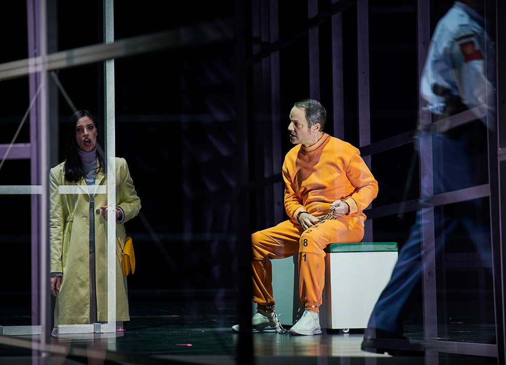 Perspektivwechsel zwischen Gitterwänden